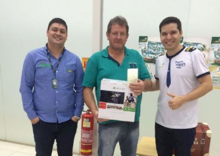 Unidade do Sicredi em Aral Moreira entrega prêmio para associado